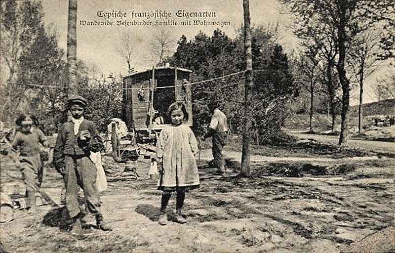 Wandernde Besenbinder-Familie mit Wohnwagen Wandernde Besenbinder-Familie mit Wohnwagen