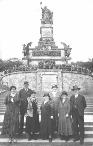 1930 Personen Vor dem Niederwalddenkmal